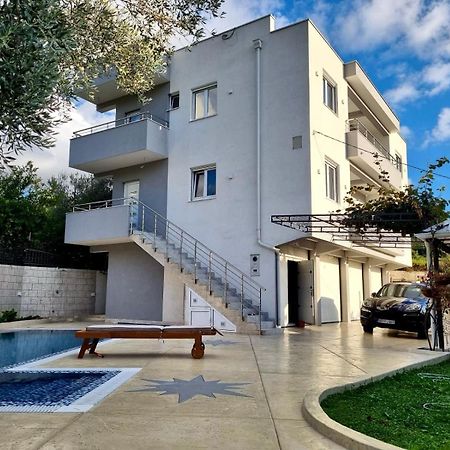 Villa Holiday Apartments بار المظهر الخارجي الصورة