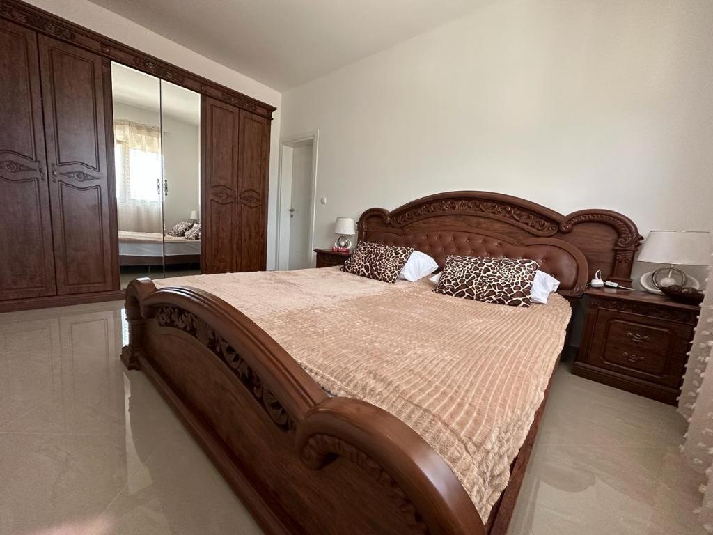 Villa Holiday Apartments بار المظهر الخارجي الصورة