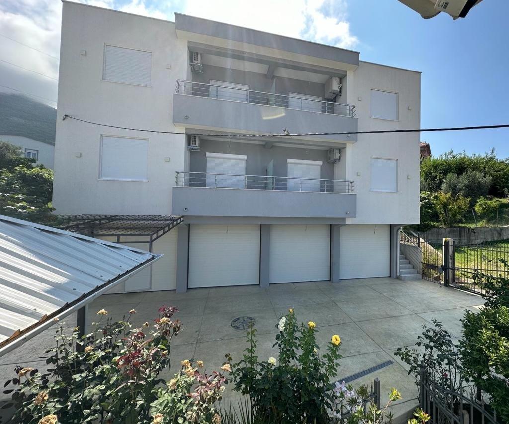 Villa Holiday Apartments بار المظهر الخارجي الصورة