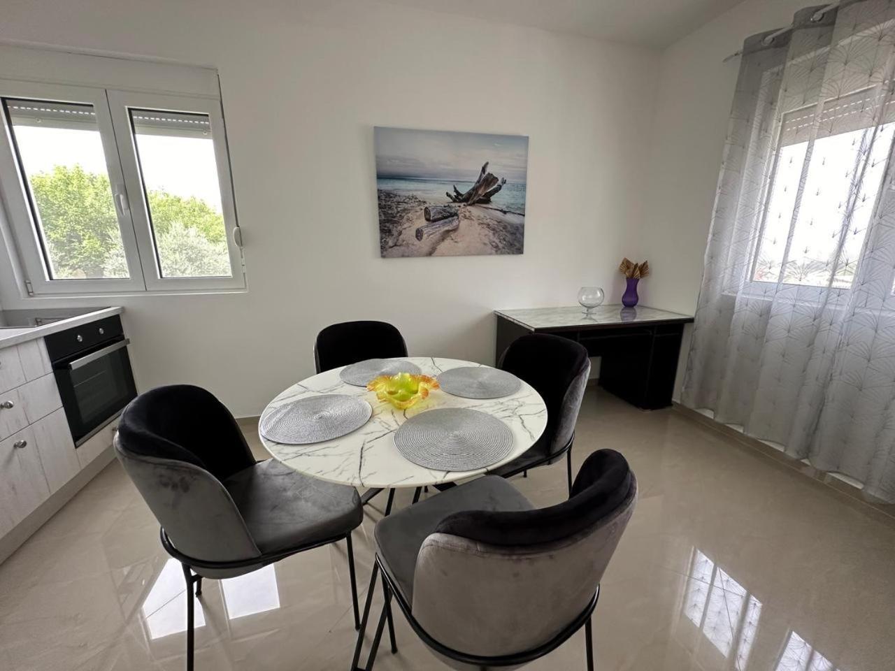 Villa Holiday Apartments بار المظهر الخارجي الصورة